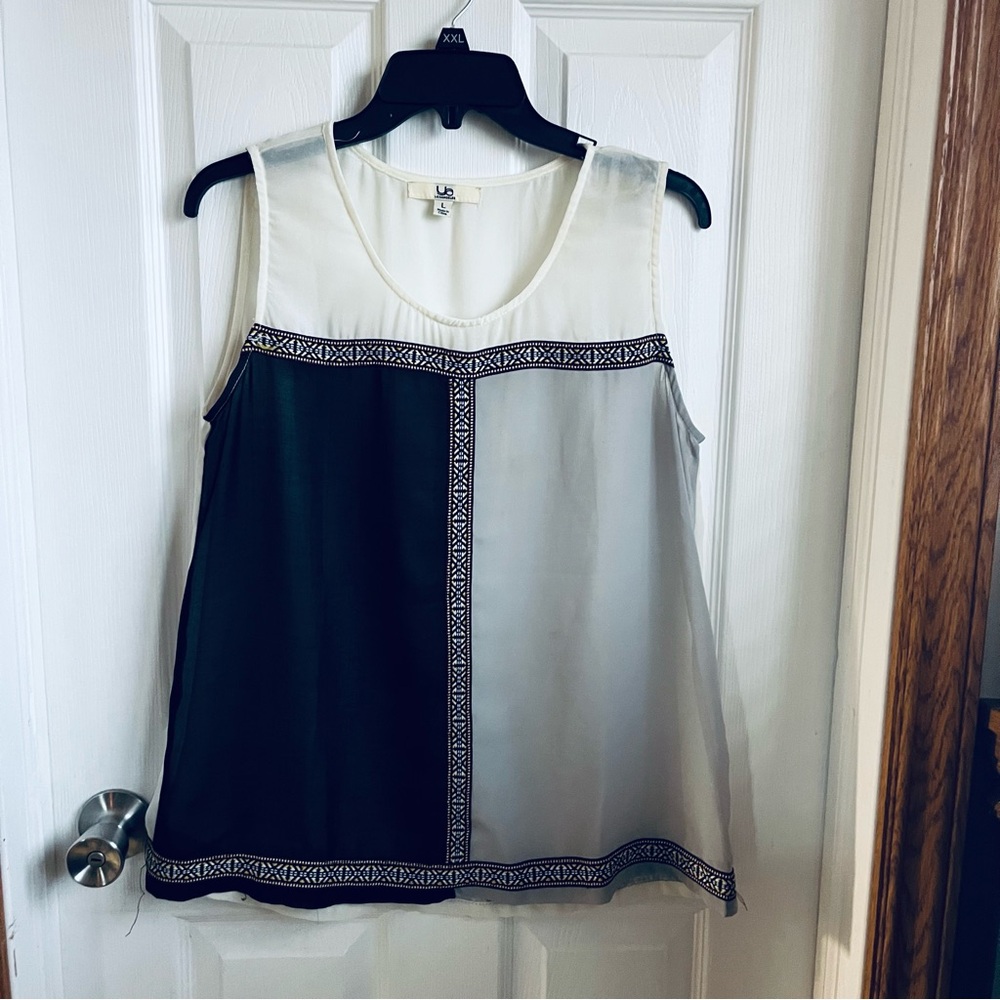 Umgee Sleeveless Black and Gray Blouse